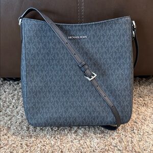 Michael Kors Jet Set Travel Large Messenger Bag (Black)